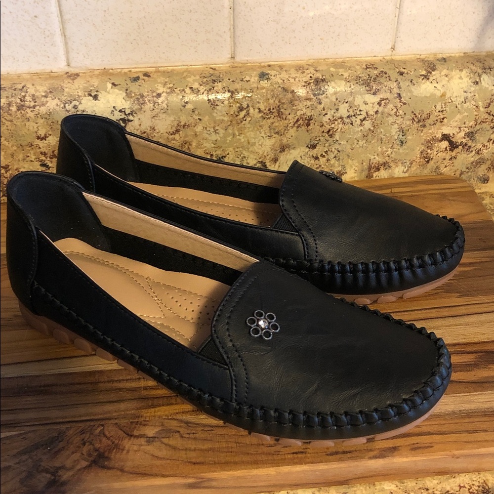 Black Womens Slip-On Moccasin Loafers - Picture 2 of 4